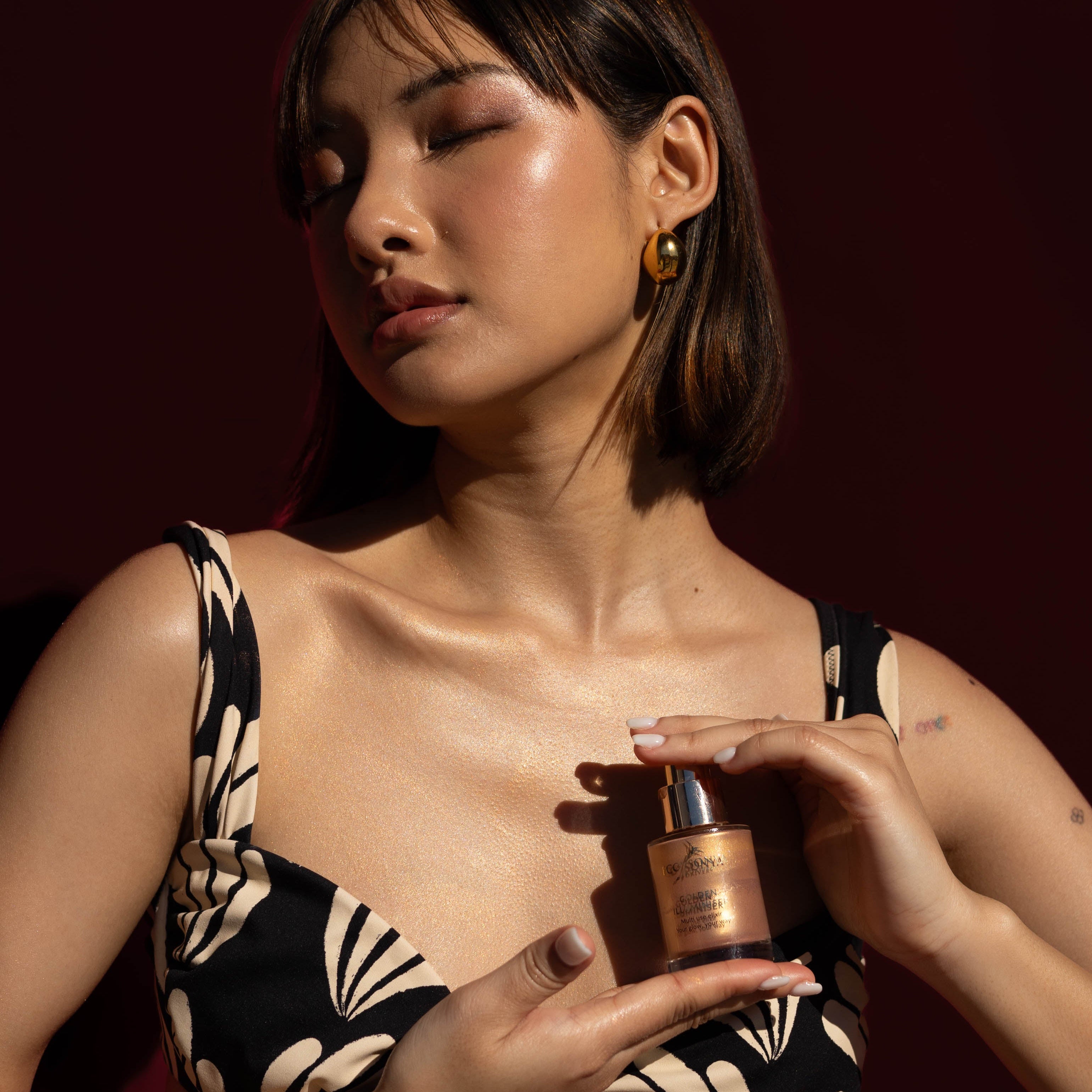 Woman showing Eco Bay Sonya Golden Illuminiser in her body